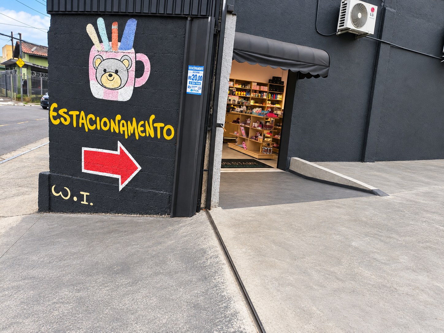 Fachada e entrada sinalizada do estacionamento Ami.Gurumi