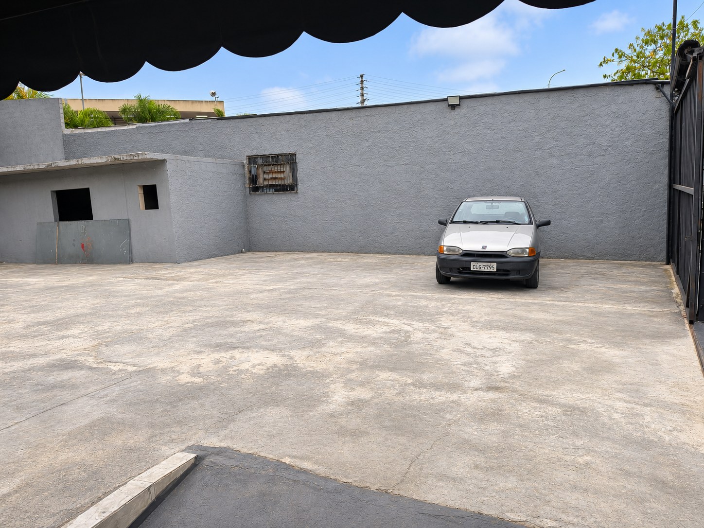 Pátio amplo do estacionamento Ami.Gurumi