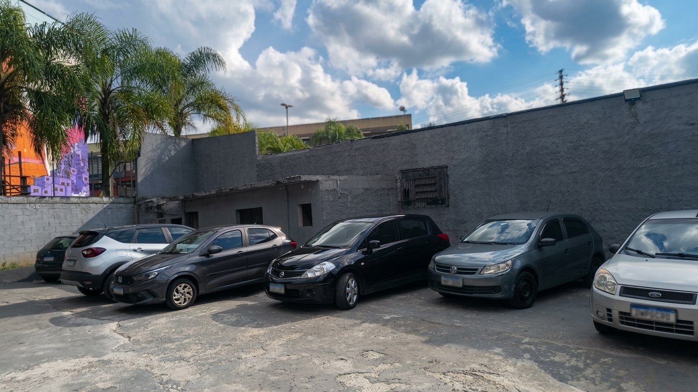 Veículos estacionados no pátio Ami.Gurumi em Perus